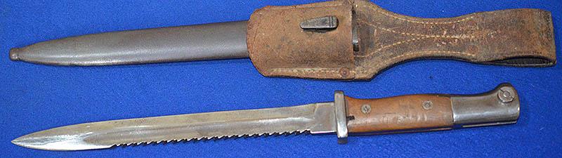 IMPERIAL GERMAN S 1914 KNIFE BAYONET WITH SAW BACK BLADE AND LEATHER FROG.