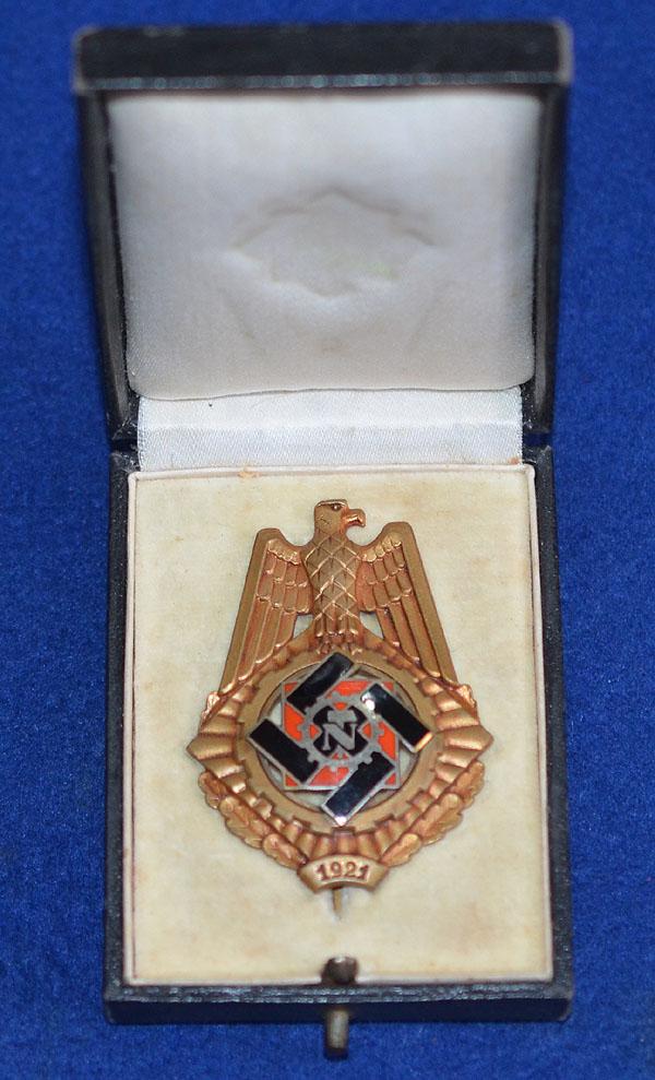 CASED THIRD REICH TENO HONOUR BADGE.