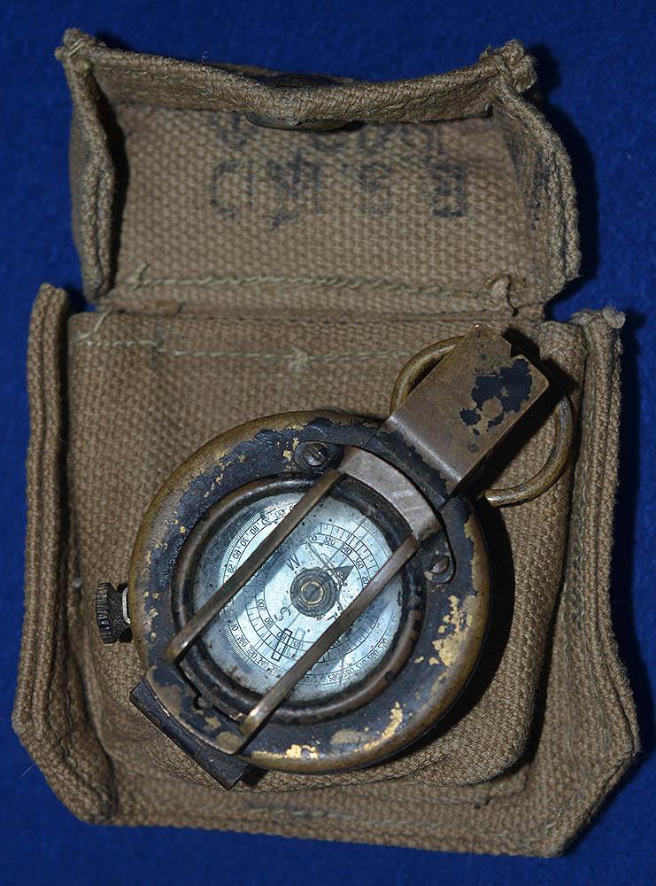 WW2 BRITISH COMPASS AND ORIGINAL CASE.