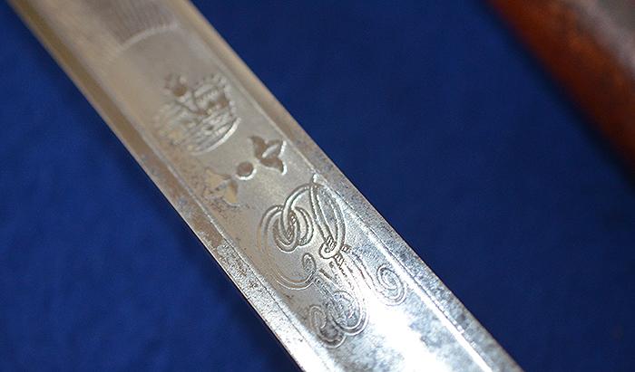 BRITISH WW1 ARTILLERY OFFICERS SWORD WITH ENGRAVED BLADE.