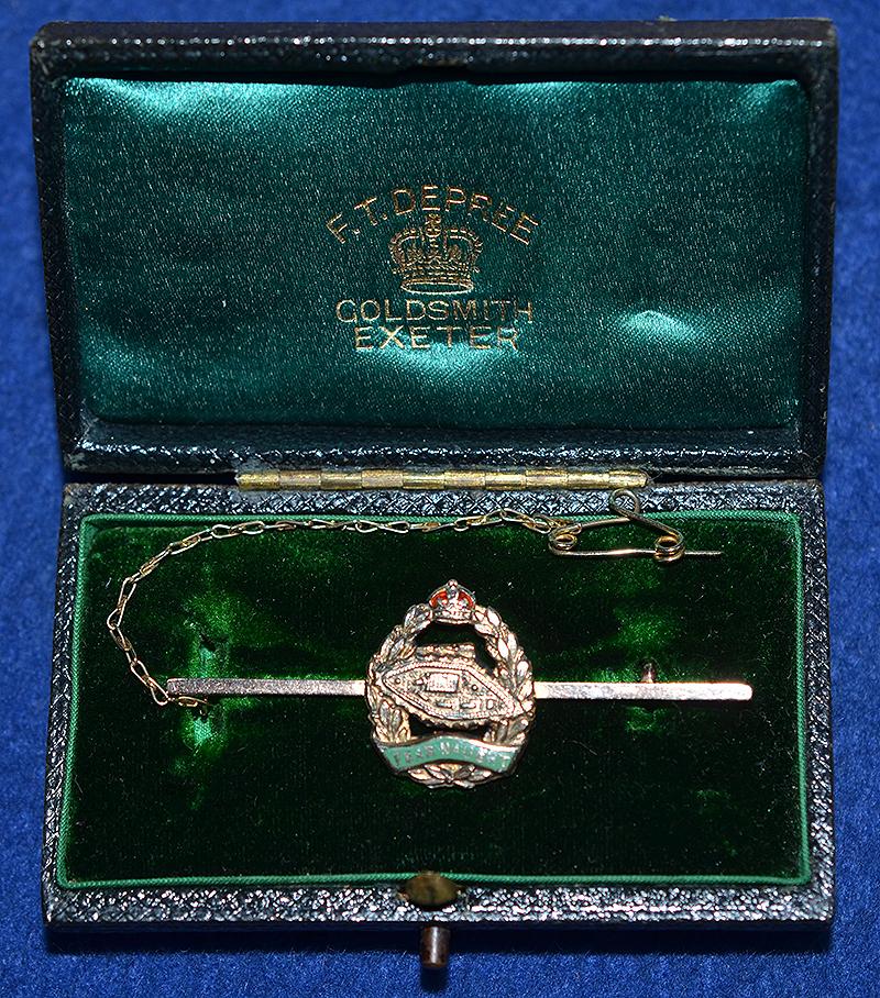 BRITISH WW1 TANK REGIMENT 9CT GOLD BADGE COMPLETE WITH BOX OF ISSUE.