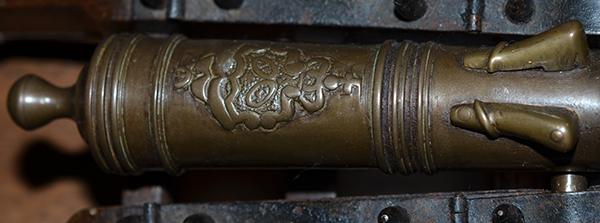 LARGE VICTORIAN MODEL OF A CANNON.