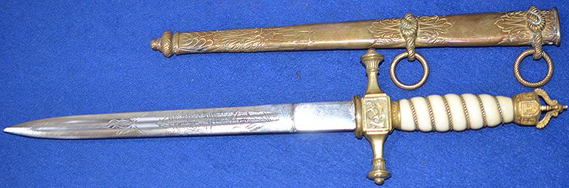 IMPERIAL GERMAN NAVAL OFFICERS DAGGER WITH UNUSUAL SCABBARD WHICH IS PERSONALISED TO THE ORIGINAL OWNER.