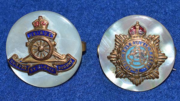 PAIR OF WW1 MILITARY BADGES.
