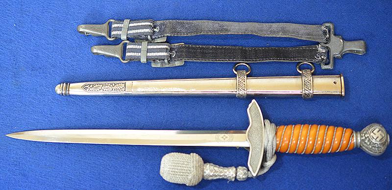 LUFTWAFFE 2ND MODEL DAGGER BY HERDER COMPLETE WITH STRAPS AND KNOT, SUPERB CONDITION.