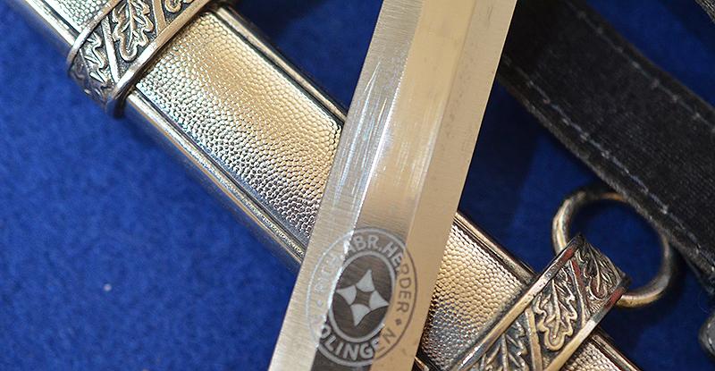 LUFTWAFFE 2ND MODEL DAGGER BY HERDER COMPLETE WITH STRAPS AND KNOT, SUPERB CONDITION.