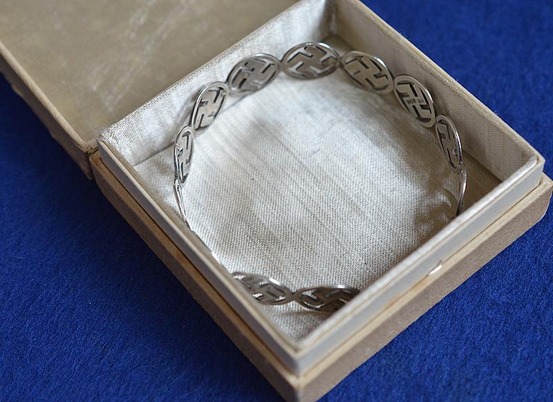 BRITISH 1920'S SILVER SWASTIKA DECORATED BANGLE COMPLETE WITH BOX.