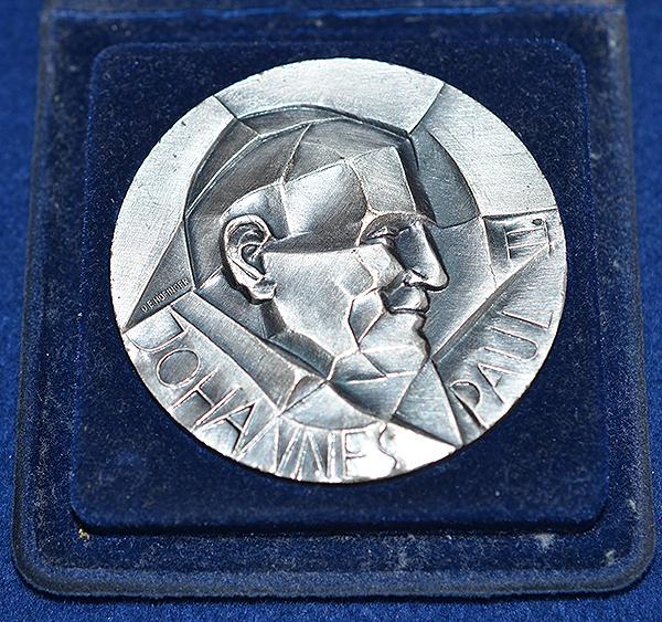 MAUTHAUSEN CONCENTATION CAMP MEDALLION.