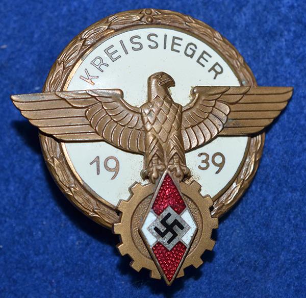 HITLER YOUTH KREISSIEGER 1939 BADGE IN BRONZE.