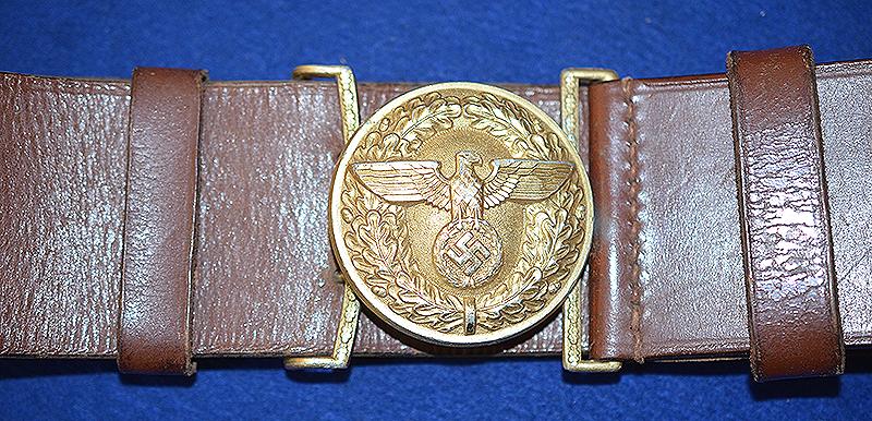 POLITICAL LEADER BROWN LEATHER BELT COMPLETE WITH GILT METAL BUCKLE.