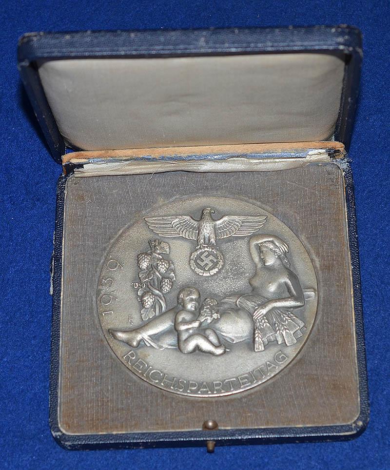 THE NSDAP 1939 REICHSPATEITAG AWARD PLAQUE IN SILVER, COMPLETE WITH ORIGINAL BOX OF ISSUE.
