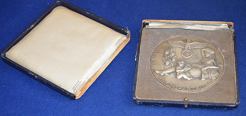 THE NSDAP 1939 REICHSPATEITAG AWARD PLAQUE IN SILVER, COMPLETE WITH ORIGINAL BOX OF ISSUE.