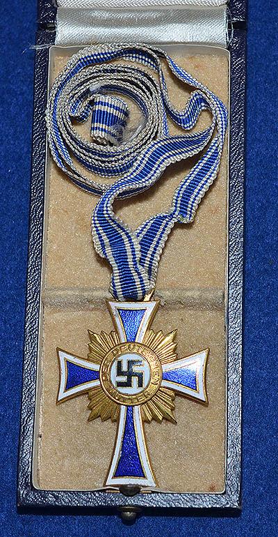 THIRD REICH CASED MOTHERS CROSS IN GOLD.