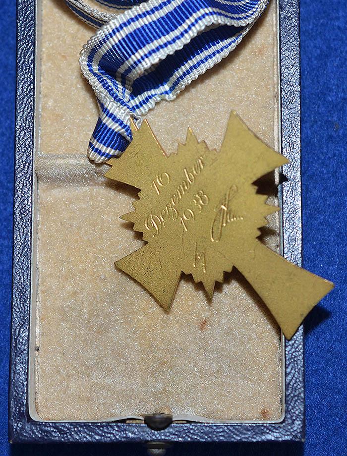 THIRD REICH CASED MOTHERS CROSS IN GOLD.