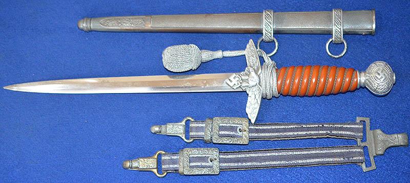 THIRD REICH LUFTWAFFE 2ND MODEL OFFICERS DAGGER BY HORSTER COMPLETE WITH STRAPS AND KNOT.