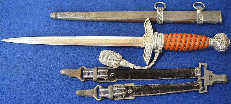 THIRD REICH LUFTWAFFE 2ND MODEL OFFICERS DAGGER BY HORSTER COMPLETE WITH STRAPS AND KNOT.