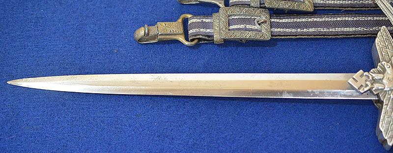 THIRD REICH LUFTWAFFE 2ND MODEL OFFICERS DAGGER BY HORSTER COMPLETE WITH STRAPS AND KNOT.