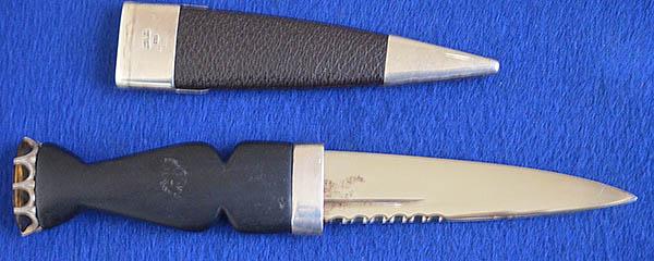 SCOTTISH SKIN DUBE KNIFE WITH SILVER MOUNTS.